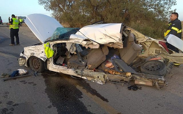 La carcasse d'une voiture entrée en collision avec un bus dans un accident mortel qui a tué les occupants du véhicule sur la route 234, le 24 mai 2018 (Crédit : Services d'incendie et de secours)