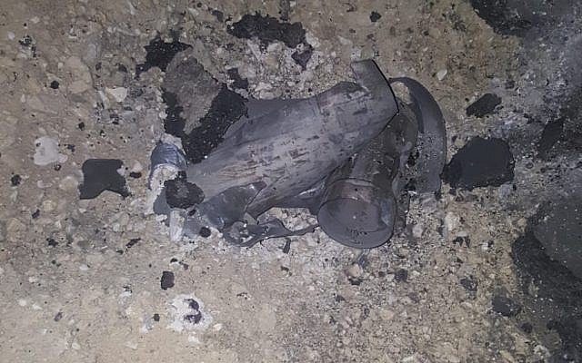 Fragments d'une roquette de Gaza et d'un missile d'interception israélien qui a frappé la ville de Netivot le 30 mai 2018. (Police d'Israël)