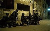 Des soldats de Tsahal recherchent les auteurs de l'attaque terroriste qui a tué le rabbin Raziel Shevach dans le village de Burqin, au nord de la Cisjordanie, le 4 février 2017. (Crédit : Porte-parole de Tsahal)