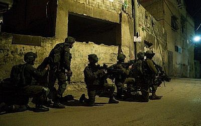 Des soldats de Tsahal recherchent les auteurs de l'attaque terroriste qui a tué le rabbin Raziel Shevach dans le village de Burqin, au nord de la Cisjordanie, le 4 février 2017. (Crédit : Porte-parole de Tsahal)