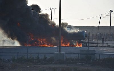 Les émeutiers palestiniens mettent le feu au carrefour de Kerem Shalom dans la bande de Gaza, le 14 mai 2018 (Crédit : Armée israélienne)