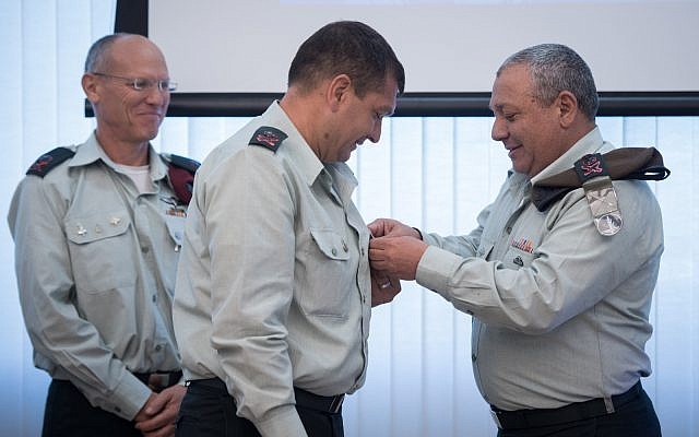 Le chef d'Etat-major Gadi Eizenkot place son insigne sur la chemise de nouveau chef des opérations de l'armée israélienne, le général de division Aharon Haliva, alors que le chef sortant, le général de division Nitzan Alon les regarde, durant une cérémonie organisée au siège de l'armée, à Tel Aviv, le 21 mai 2018 (Crédit : Armée israélienne) Le chef d'Etat-major Gadi Eizenkot place son insigne sur la chemise de nouveau chef des opérations de l'armée israélienne, le général de division Aharon Haliva, alors que le chef sortant, le général de division Nitzan Alon les regarde, durant une cérémonie organisée au siège de l'armée, à Tel Aviv, le 21 mai 2018 (Crédit : Armée israélienne)
