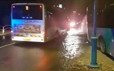 Un autobus en Afula qui a percuté une bouche d'incendie après que le conducteur a été poignardé. (Capture d'écran/MDA)