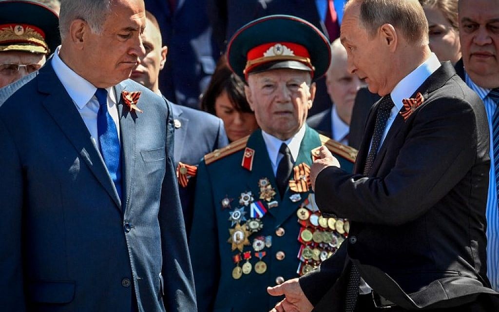 Le président russe Vladimir Poutine avec le Premier ministre israélien Benjamin Netanyahu à une cérémonie de dépôt de gerbe commémorant le 73e anniversaire de la victoire de l'Union soviétique sur l'Allemagne nazie pendant la Seconde Guerre mondiale, le 9 mai 2018, sur la tombe du soldat inconnu, à proximité du Kremlin, à Moscou. (AFP / Yuri Kadobnov)