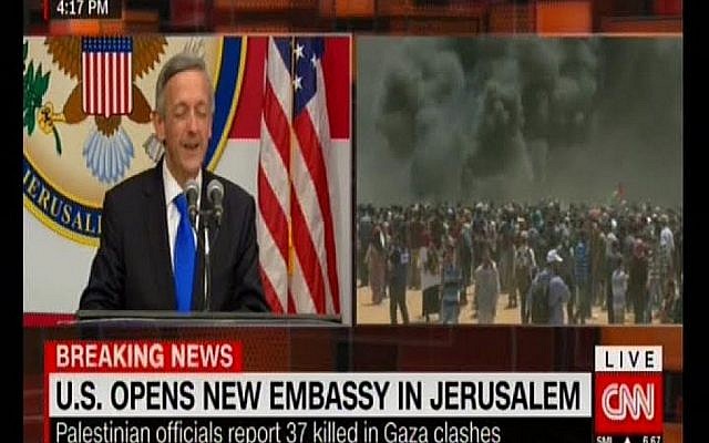 CNN montre l'inauguration de l'ambassade des États-Unis à Jérusalem sur un écran partagé avec des scènes de violence à la frontière de Gaza, le 14 mai 2018 (Capture d'écran).
