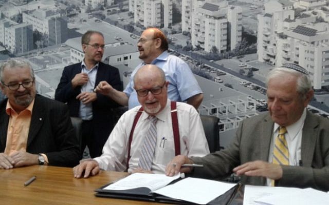 Le professeur Guy Lefèvre (au centre), de l'Université de Montréal au Collège Académique de Netanya pour la signature d'un accord de partenariat (Crédit: autorisation) Le professeur Guy Lefèvre (au centre), de l'Université de Montréal au Collège Académique de Netanya pour la signature d'un accord de partenariat (Crédit: autorisation)