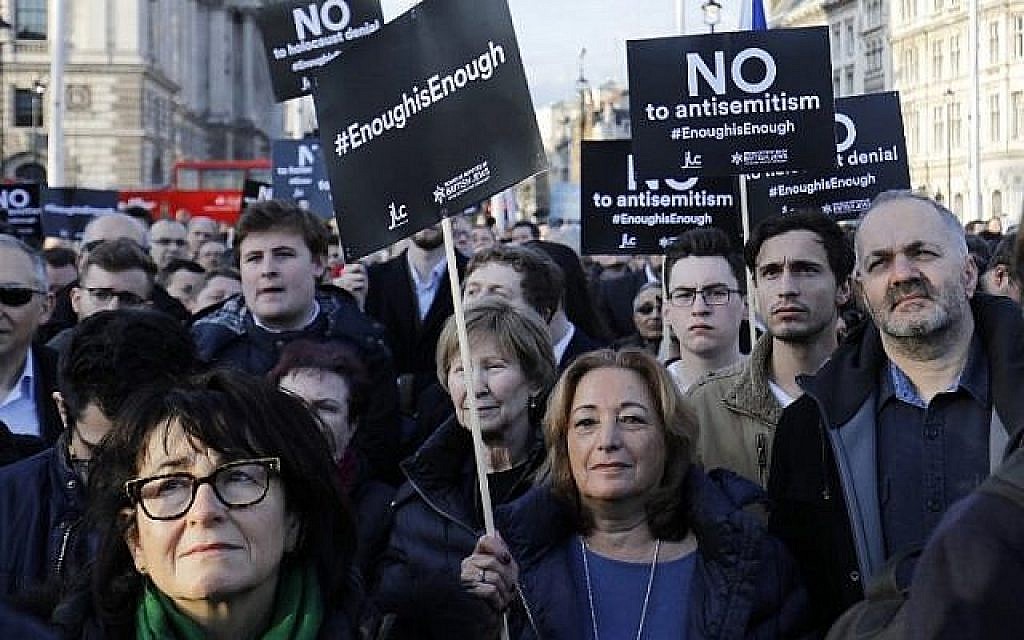 Des membres de la communauté juive manifestent contre le chef du Parti travailliste britannique, Jeremy Corbyn, et contre l'antisémitisme au sein de son parti, devant les chambres du Parlement britannique dans le centre de Londres, le 26 mars 2018. (Crédit : AFP / Tolga Akmen) Des membres de la communauté juive manifestent contre le chef du Parti travailliste britannique, Jeremy Corbyn, et contre l'antisémitisme au sein de son parti, devant les chambres du Parlement britannique dans le centre de Londres, le 26 mars 2018. (Crédit : AFP / Tolga Akmen)
