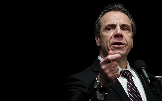 Le gouverneur de New York, Andrew Cuomo, prend la parole lors d'un rassemblement des syndicats de la santé au Madison Square Garden, le 21 février 2018, à New York (Drew Angerer / Getty Images / via JTA) Le gouverneur de New York, Andrew Cuomo, prend la parole lors d'un rassemblement des syndicats de la santé au Madison Square Garden, le 21 février 2018, à New York (Drew Angerer / Getty Images / via JTA)