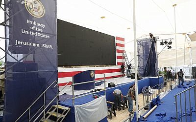 Des ouvriers préparent la scène pour la cérémonie d'ouverture officielle de l'ambassade américaine à Jérusalem, le 13 mai 2018 (Yonatan Sindel / Flash90)
