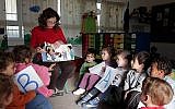 Des enfants de maternelle dans leur salle de classe (Crédit : Edi Israël / Flash90)