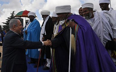 Benjamin Netanyahu rencontre les dirigeants de la communauté juive éthiopienne lors d'une cérémonie au Mont Herzl, le 13 mai 2018. (Crédit : Kobi Gideon/GPO)