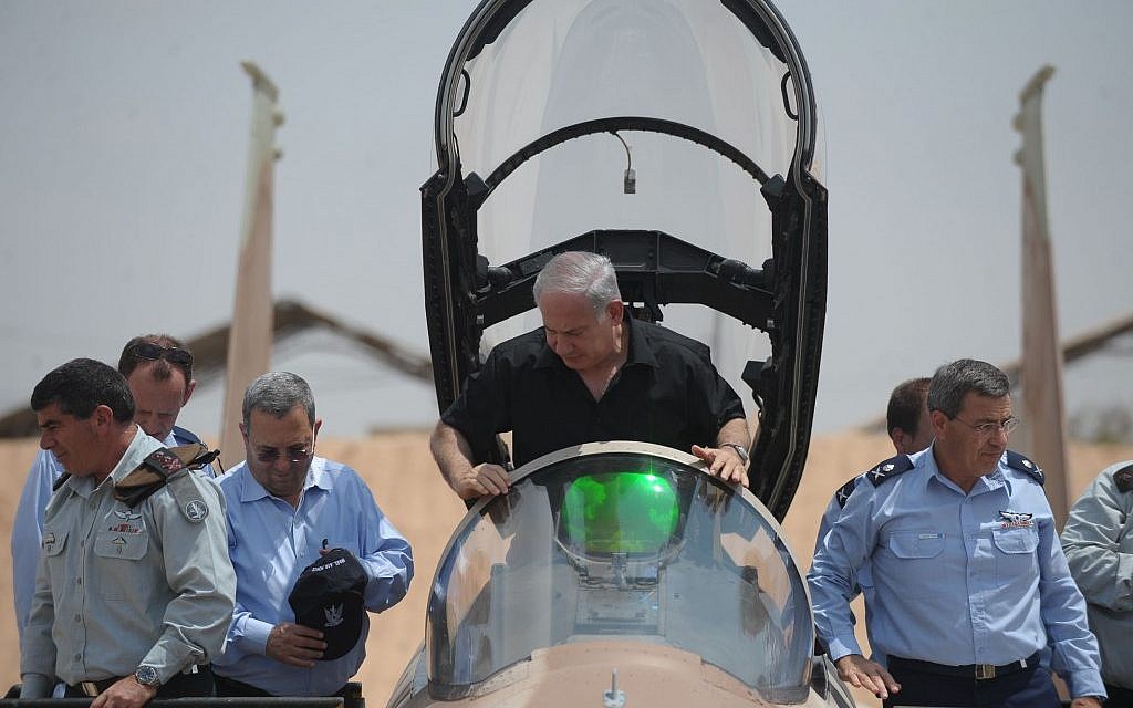 Benjamin Netanyahu s'installe dans le cockpit d'un avion de chasse F-15 à la base aérienne de Hatzerim, dans le sud d'Israël, en août 2009. (Armée israélienne /Flash90) Benjamin Netanyahu s'installe dans le cockpit d'un avion de chasse F-15 à la base aérienne de Hatzerim, dans le sud d'Israël, en août 2009. (Armée israélienne /Flash90)
