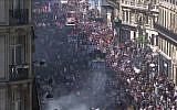 Vue surplombant les manifestants parisiens de la"Fete à Macron" le 5 mai 2018 (Crédit: capture d'écran Le Point)