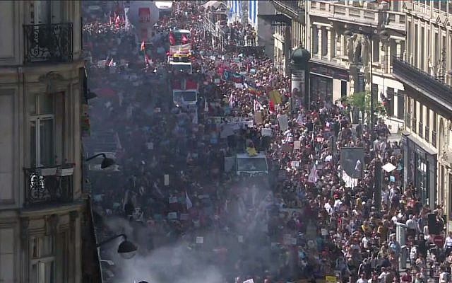 Vue surplombant les manifestants parisiens de la"Fete à Macron" le 5 mai 2018 (Crédit: capture d'écran Le Point)
