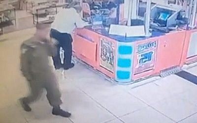 Capture d'écran d'un soldat de Tsahal, soupçonné d'avoir volé des armes sur sa base pour les vendre au marché noir, vu alors qu'il marche à travers la gare routière de Beersheba avec certains des objets dans un sac (non visible). (Mako)