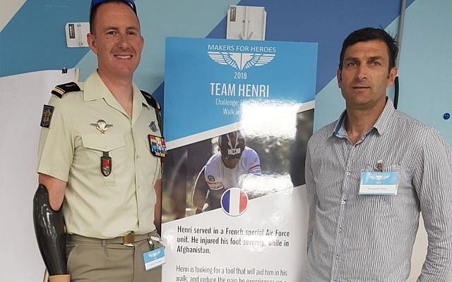 Le major David, également blessé au Liban, et Henry Rebujent (d.) devant la présentation du projet de sa "team"  (Crédit: Makers for Heroes)