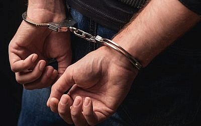 Image d’illustration d'un criminel menotté. (Crédit : YakobchukOlena / iStock par Getty Images)