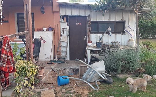 Une maison dans le sud de la région d'Eshkol endommagée par un tir de mortier depuis la bande de Gaza tôt le 30 mai 2018 (Avec l'aimable autorisation du Conseil régional d'Eshkol).