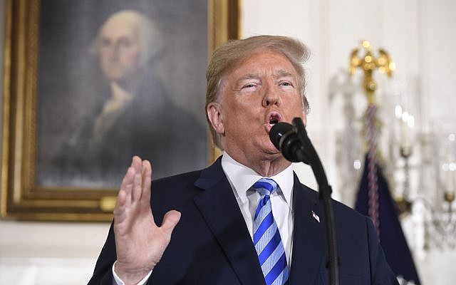 Le président américain Donald Trump annonce sa décision sur l'accord nucléaire iranien dans la salle d'accueil diplomatique de la Maison-Blanche à Washington, le 8 mai 2018 (Crédit : SAUL LOEB / AFP / Getty Images) Le président américain Donald Trump annonce sa décision sur l'accord nucléaire iranien dans la salle d'accueil diplomatique de la Maison-Blanche à Washington, le 8 mai 2018 (Crédit : SAUL LOEB / AFP / Getty Images)