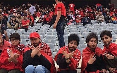 Des femmes fans de football en Iran se sont déguisées en hommes pour se faufiler dans un match de football masculin à Téhéran le 27 avril 2018. (capture d'écran: YouTube)