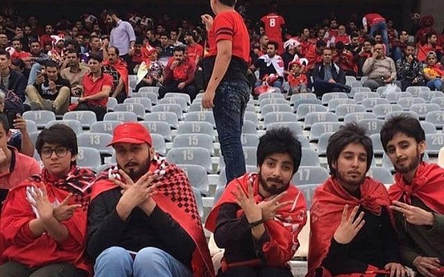 Des femmes fans de football en Iran se sont déguisées en hommes pour se faufiler dans un match de football masculin à Téhéran le 27 avril 2018. (capture d'écran: YouTube) Des femmes fans de football en Iran se sont déguisées en hommes pour se faufiler dans un match de football masculin à Téhéran le 27 avril 2018. (capture d'écran: YouTube)