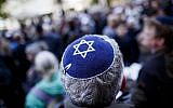 Photo d'illustration : Un participant porte une kippa lors d'un rassemblement "Berlin porte la kippa" pour protester contre l'antisémitisme devant le centre communautaire juif le 25 avril 2018 à Berlin, en Allemagne. (Carsten Koall/Getty Images via JTA)