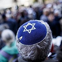 Photo d'illustration : Un participant porte une kippa lors d'un rassemblement "Berlin porte la kippa" pour protester contre l'antisémitisme devant le centre communautaire juif le 25 avril 2018 à Berlin, en Allemagne. (Carsten Koall/Getty Images via JTA)