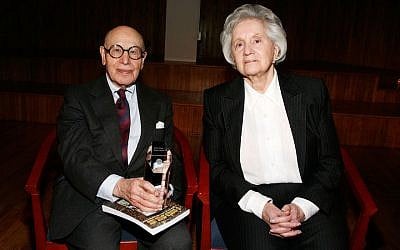 Gerson Leiber et la créatrice de sacs Judith Leiber lors d'un événement de commémoration de la Shoah au  Fashion Institute of Technology de New York, le 13 avril 2010 (Crédit : Amy Sussman/Getty Images via JTA)