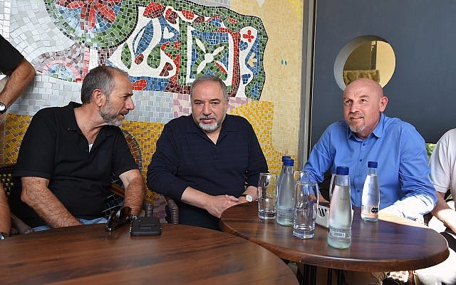Le ministre de la Défense Avigdor Liberman, au centre, rencontre le chef du conseil régional du Golan Eli Malka, à gauche, et le chef du conseil régional de Katrzin, Dmitry Apartzev, à droite, durant une visite de la ville de Katzrin sur le plateau du Golan, le 11 mai 2018 (Crédit : Ariel Hermoni/ministère de la Défense) Le ministre de la Défense Avigdor Liberman, au centre, rencontre le chef du conseil régional du Golan Eli Malka, à gauche, et le chef du conseil régional de Katrzin, Dmitry Apartzev, à droite, durant une visite de la ville de Katzrin sur le plateau du Golan, le 11 mai 2018 (Crédit : Ariel Hermoni/ministère de la Défense)
