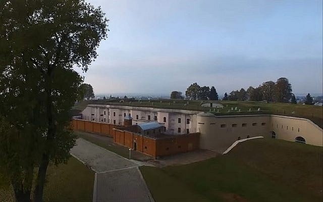 Le Neuvième fort en Lituanie, un complexe de bunkers datant du 19ème siècle, où les nazis avaient installé un camp de la mort et d'exécution (Capture d'écran : YouTube) Le Neuvième fort en Lituanie, un complexe de bunkers datant du 19ème siècle, où les nazis avaient installé un camp de la mort et d'exécution (Capture d'écran : YouTube)