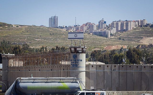 La prison militaire d'Ofer dans la ville de Betunia, en Cisjordanie, le 1er mai 2015. (Crédit : Miriam Alster/ Flash90)