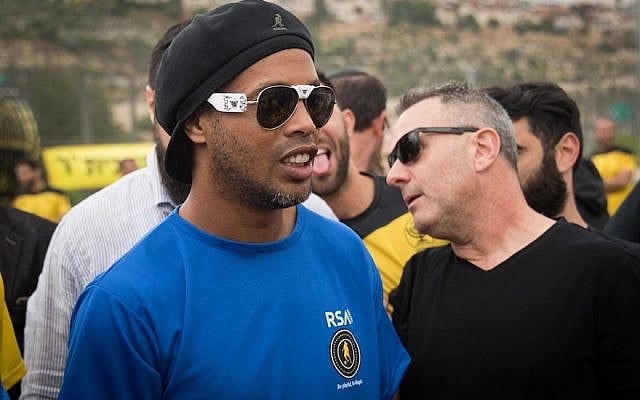 Ronaldinho, ancien footballeur professionnel brésilien, rend visite à des jeunes du Beitar Nordia Jerusalem au Kraft Family Sports Campus à Jérusalem le 26 avril 2018. (Crédit : Yonatan Sindel/Flash90) Ronaldinho, ancien footballeur professionnel brésilien, rend visite à des jeunes du Beitar Nordia Jerusalem au Kraft Family Sports Campus à Jérusalem le 26 avril 2018. (Crédit : Yonatan Sindel/Flash90)