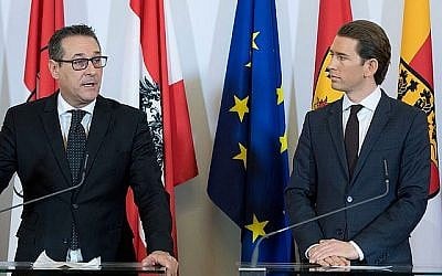 Le chancelier Sebastian Kurz, (à droite), du Parti du peuple autrichien et le vice-chancelier Heinz-Christian Strache du Parti de la liberté donne une conférence de presse à Vienne après leur première réunion du Cabinet, le 19 décembre 2017. (Joe Klamar / AFP / Getty Images via JTA)