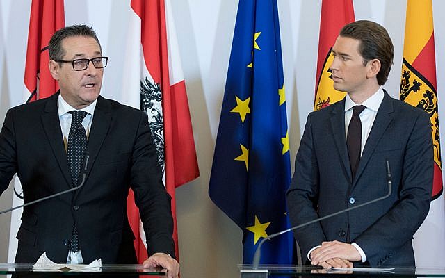 Le chancelier Sebastian Kurz, (à droite), du Parti du peuple autrichien et le vice-chancelier Heinz-Christian Strache du Parti de la liberté donne une conférence de presse à Vienne après leur première réunion du Cabinet, le 19 décembre 2017. (Joe Klamar / AFP / Getty Images via JTA) Le chancelier Sebastian Kurz, (à droite), du Parti du peuple autrichien et le vice-chancelier Heinz-Christian Strache du Parti de la liberté donne une conférence de presse à Vienne après leur première réunion du Cabinet, le 19 décembre 2017. (Joe Klamar / AFP / Getty Images via JTA)
