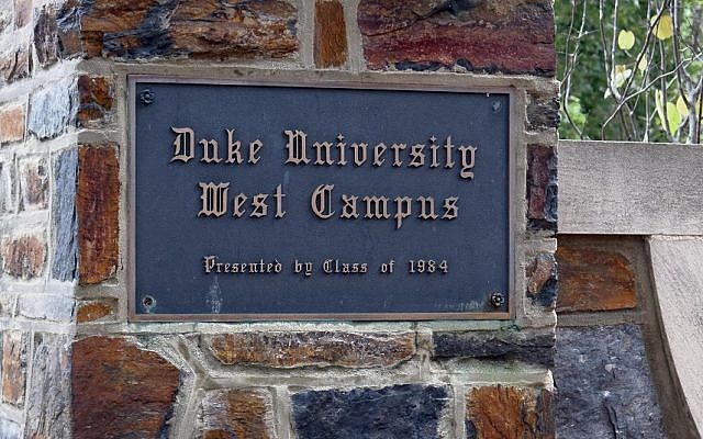 Photo d'illustration : Panneau du campus de la Duke University (Crédit : Shutterstock via JTA) Photo d'illustration : Panneau du campus de la Duke University (Crédit : Shutterstock via JTA)