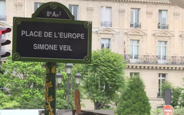 La place de l'Europe, à Paris, rebaptisée en hommage à Simone Veil, le 29 mai 2018. (Crédit : capture d'écran Youtube) La place de l'Europe, à Paris, rebaptisée en hommage à Simone Veil, le 29 mai 2018. (Crédit : capture d'écran Youtube)