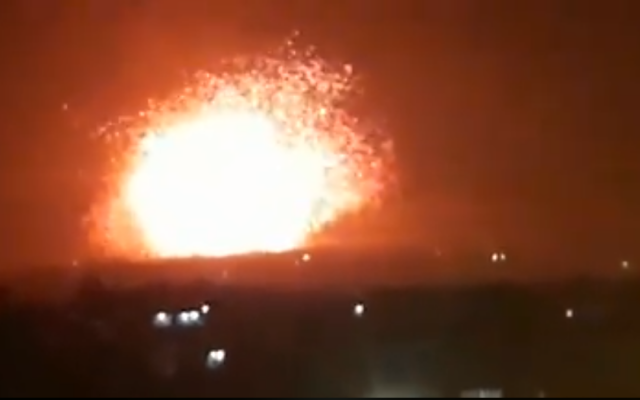 Une explosion se produit sur une base militaire, prétendument utilisée par des milices soutenues par l'Iran, à l'extérieur de la ville de Hama, dans le nord de la Syrie, le 29 avril 2018. (Capture d'écran / Facebook) Une explosion se produit sur une base militaire, prétendument utilisée par des milices soutenues par l'Iran, à l'extérieur de la ville de Hama, dans le nord de la Syrie, le 29 avril 2018. (Capture d'écran / Facebook)
