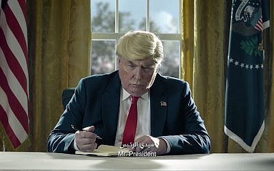 Un sosie de Donald Trump repentant écoute le message d'un petit garçon dans une publicité koweïtienne (Crédit: capture d'écran Zein/Youtube)