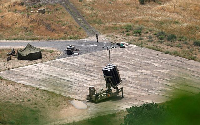 Un système de défense antimissile Dôme de fer, conçu pour intercepter et détruire les roquettes et les obus d'artillerie à courte portée, est déployé dans le nord d'Israël, le 7 mai 2018. (Jalaa Mary / AFP) Un système de défense antimissile Dôme de fer, conçu pour intercepter et détruire les roquettes et les obus d'artillerie à courte portée, est déployé dans le nord d'Israël, le 7 mai 2018. (Jalaa Mary / AFP)