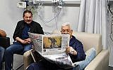 Mahmoud Abbas, président de l'Autorité palestinienne, en convalescence à l'hôpital, lisant un journal au verso duquel figure une caricature représentant un soldat israélien empoisonnant un bébé palestinien, 22 mai 2018. (Agence de presse Wafa)