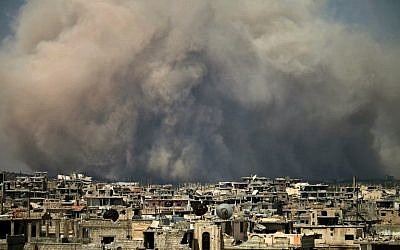 Sur cette photo, de la fumée s'élève d'une frappe présumée sur une zone détenue par les rebelles dans le sud de la ville syrienne de Daraa (Crédit : / AFP PHOTO / Mohamad ABAZEED)