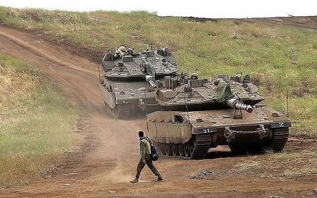 Un soldat israélien près d'un tank Merkava Mark IV sur le plateau du Golan durant un
mai exercice militaire, sur le plateau du Golan (Crédit : AFP PHOTO / JALAA MAREY) Un soldat israélien près d'un tank Merkava Mark IV sur le plateau du Golan durant un
mai exercice militaire, sur le plateau du Golan (Crédit : AFP PHOTO / JALAA MAREY)