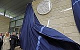 Le secrétaire au Trésor américain Steve Mnuchin et la fille et conseillère du président américain Donald Trump, Ivanka Trump, dévoilent la plaque d'inauguration lors de l'ouverture de l'ambassade des États-Unis à Jérusalem le 14 mai 2018. (AFP Photo/Menahem Kahana)