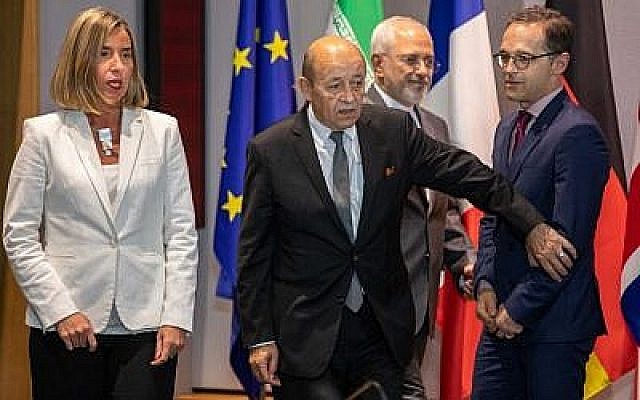 Le ministre iranien des Affaires étrangères Mohammad Javad Zarif (2e D), le ministre français des Affaires étrangères Jean-Yves Le Drian (2e G), le ministre allemand des Affaires étrangères Heiko Maas (D), la Haute représentante de l'UE pour les Affaires étrangères Federica Mogherini et le ministre britannique des Affaires étrangères arrivent pour une réunion de l'UE/E3 avec l'Iran au siège de l'UE, à Bruxelles, le 15 mai 2018. (AFP Photo/Pool/Olivier Matthys)