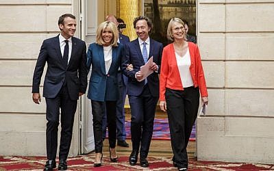 Le président français Emmanuel Macron, à gauche, son épouse Brigitte Macron, au centre, l'animateur de télévision et conseiller au patrimoine culturel  Stephane Bern, 2ème à droite, et la ministre de la Culture  Francoise Nyssen arrivent pour une conférence de présentation du plan de préservation des sites du patrimoine au palais de l'Elysée, à Paris, le 31 mai 2018 (Crédit :  . / AFP PHOTO / POOL / Christophe Petit Tesson)