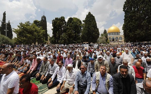 Les fidèles musulmans prient près du Dômle du rocher et de la mosquée Al-Aqsa, situés dans le complexe du mont du Temple à Jérusalem, pendant les troisièmes prières du vendredi du mois sacré du Ramadan, le 1er juin 2018 (Crédit : AFP Photo/Ahmad Gharabli) Les fidèles musulmans prient près du Dômle du rocher et de la mosquée Al-Aqsa, situés dans le complexe du mont du Temple à Jérusalem, pendant les troisièmes prières du vendredi du mois sacré du Ramadan, le 1er juin 2018 (Crédit : AFP Photo/Ahmad Gharabli)