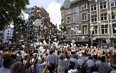 Près de 3 000 personnes, la plupart vêtues de blanc, ont marché dimanche à Liège (est de la Belgique) en mémoire des trois victimes, dont deux policières, de l'attaque de mardi revendiquée par le groupe jihadiste Etat islamique (EI), le 3 août 2019. (Crédit : AFP / BELGA / NICOLAS MAETERLINCK)