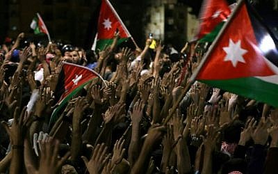 Des Jordaniens manifestent devant la résidence du Premier ministre à Amman, dans la nuit du 3 au 4 juin 2018. (Crédit : AFP/ Khalil MAZRAAWI)
