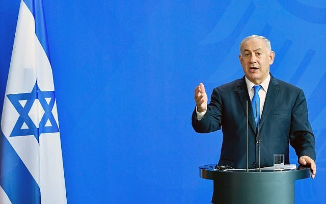 Le Premier ministre Benjamin Netanyahu durant une conférence de presse conjointe avec la chancelière allemande Angela Merkel, à Berlin, le 4 juin 2018. (Crédit : AFP/ Tobias SCHWARZ) Le Premier ministre Benjamin Netanyahu durant une conférence de presse conjointe avec la chancelière allemande Angela Merkel, à Berlin, le 4 juin 2018. (Crédit : AFP/ Tobias SCHWARZ)