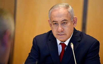 Le Premier ministre israélien Benjamin Netanyahu assiste à une réunion avec le ministre français de l'Economie et les entrepreneurs au ministère français de l'Economie à Paris, le 6 juin 2018. (Crédit : AFP / ERIC PIERMONT)